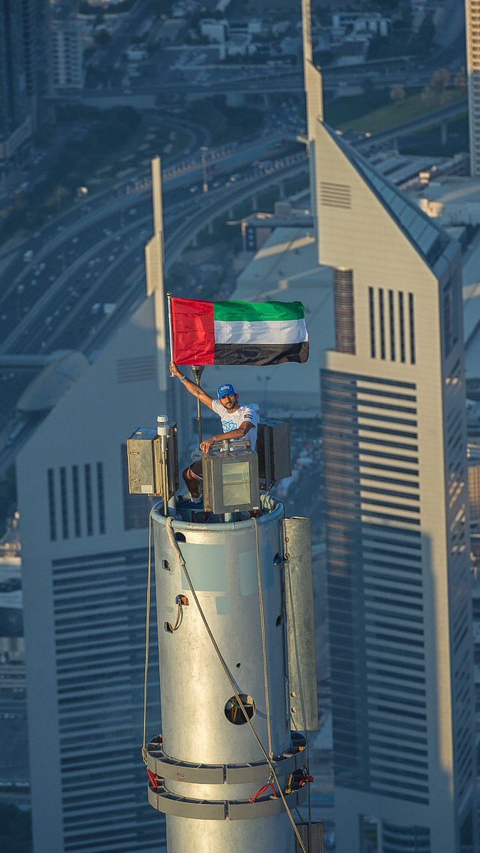 tom cruise standing on burj khalifa