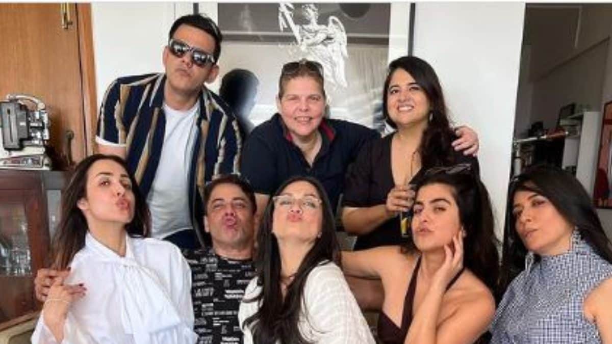 Malaika Arora, Mini Mathur Come Together With OG VJs From the '90s For An Epic Photo; See Here - Vimarsana News