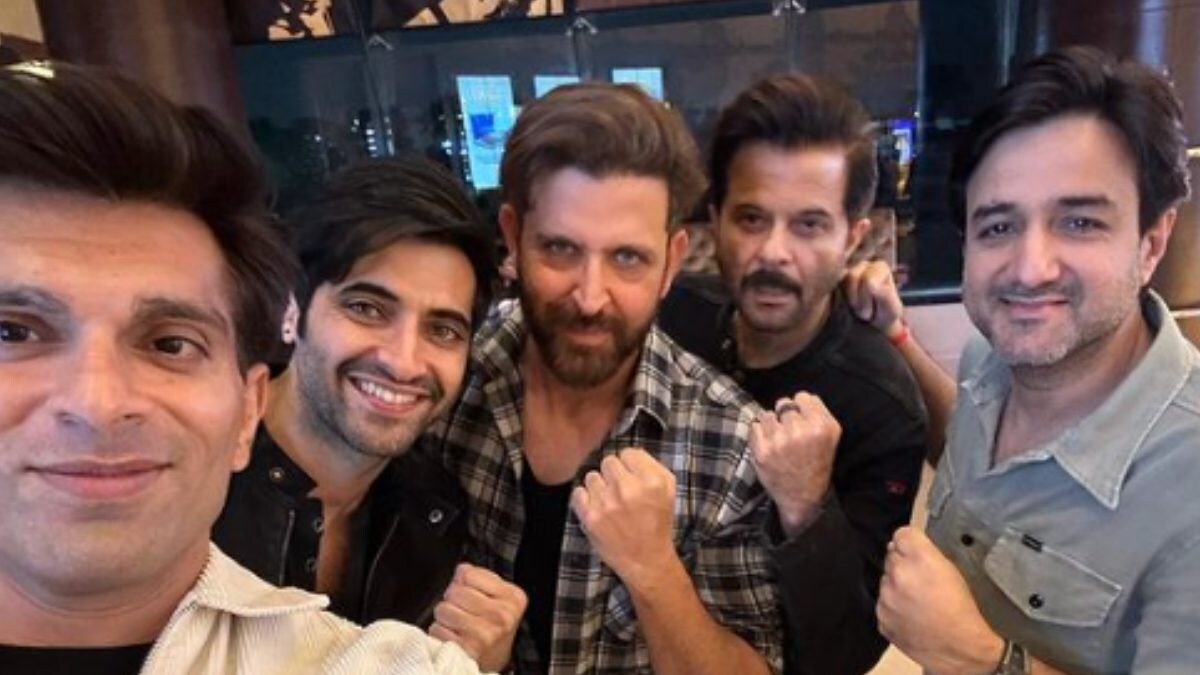 Hrithik Roshan Visits Theatre With Fighter Co-stars Anil Kapoor And Karan Singh Grover, Cheers Fans; Watch - Vimarsana News