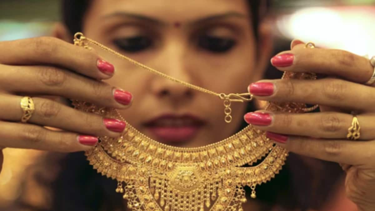Gold Rate Falls Today In India: Check 24 Carat Gold Price In Your City On February 15
