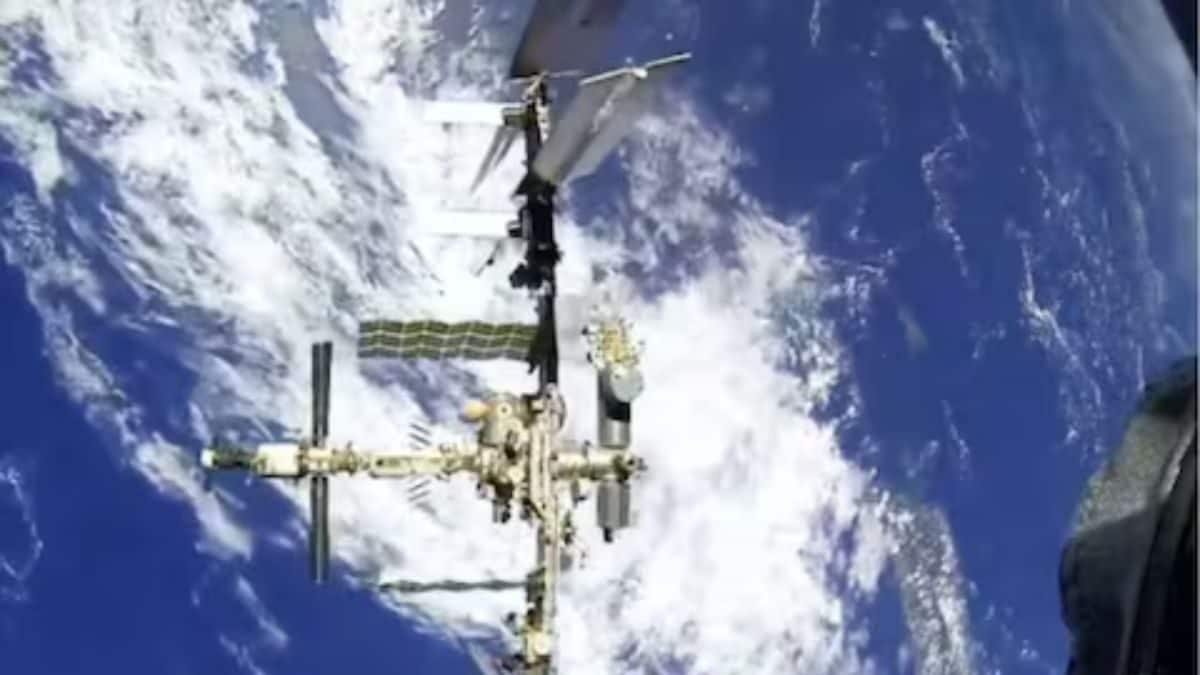 보기: 지구 밖의 우주정거장에 우주선을 도킹하는 것은 놀라운 일입니다.