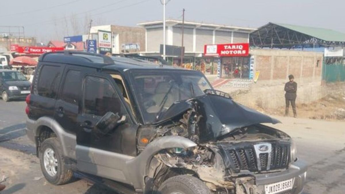Narrow Escape for PDP Chief Mehbooba Mufti as Her Car Meets with Accident in J&K's Anantnag - Vimarsana News