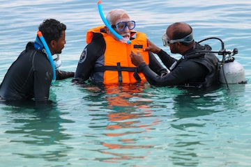PM Modi Goes Snorkelling in Lakshadweep, Shares Beautiful Photos of Corals,  Fish | Pics Inside - News18