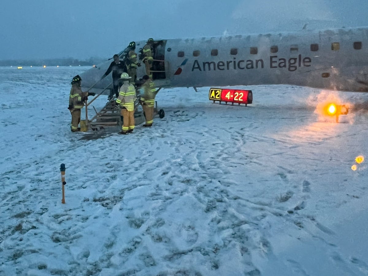 WATCH Brasil Airbus Skids Off Runway at Florianopolis