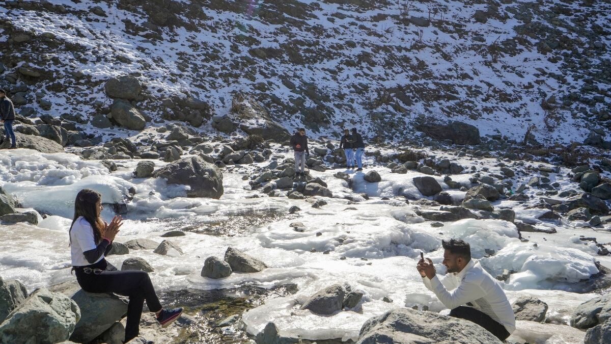 Snow Far, Not So Good! Lower Himalayan Hills Run Dry Even as Winter Hits Peak in North India - Vimarsana News
