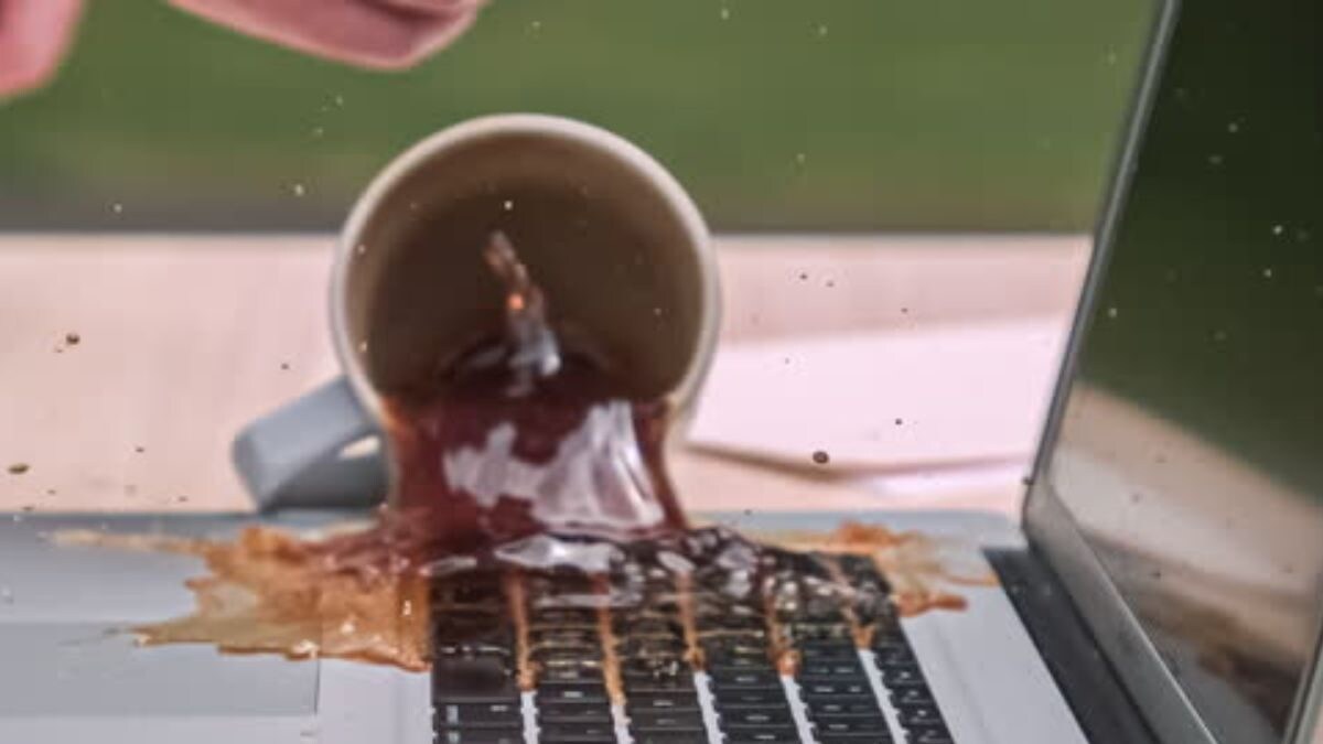 Bengaluru Woman Sues Apple After 'Accidently' Spilling Coffee on Her MacBook, Loses Case - Vimarsana News