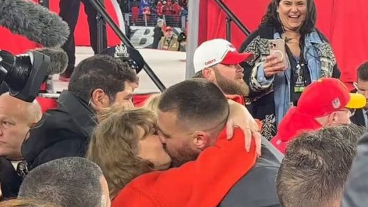 Taylor Swift Kisses Travis Kelce On Field As Kansas Chiefs Clinch Super Bowl Spot - Vimarsana News