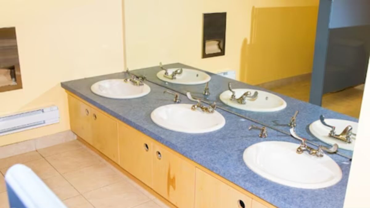 Us School Removes Bathroom Mirrors To Prevent Students From Making