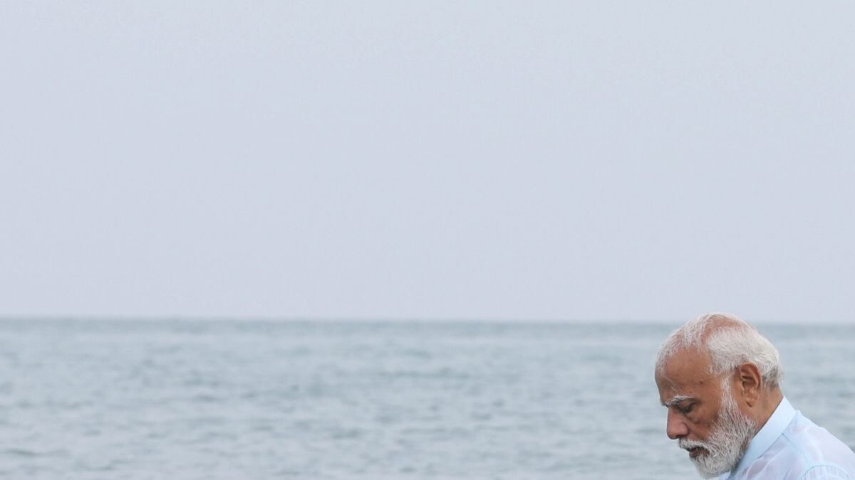 WATCH | PM Modi Takes Holy Dip in 'Agni Theerth' Beach; Prays in Tamil Nadu Temples - Vimarsana News