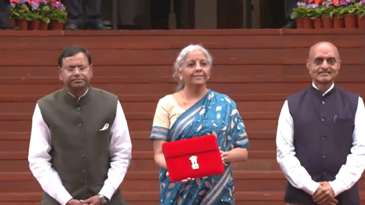Interim Budget: FM keeps tax rates Unchanged, Govt to launch housing scheme for middle class Interim Budget: FM keeps tax rates Unchanged, Govt to launch housing scheme for middle class