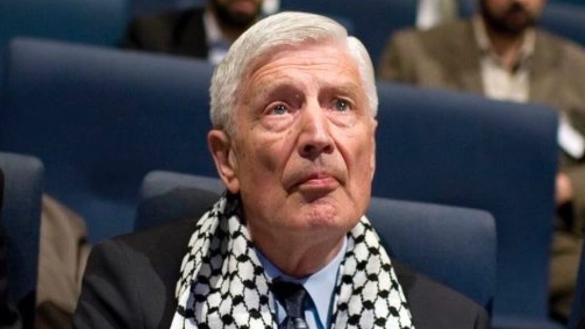 Former Dutch Prime Minister Dries Van Agt and His Wife Die 'Hand in