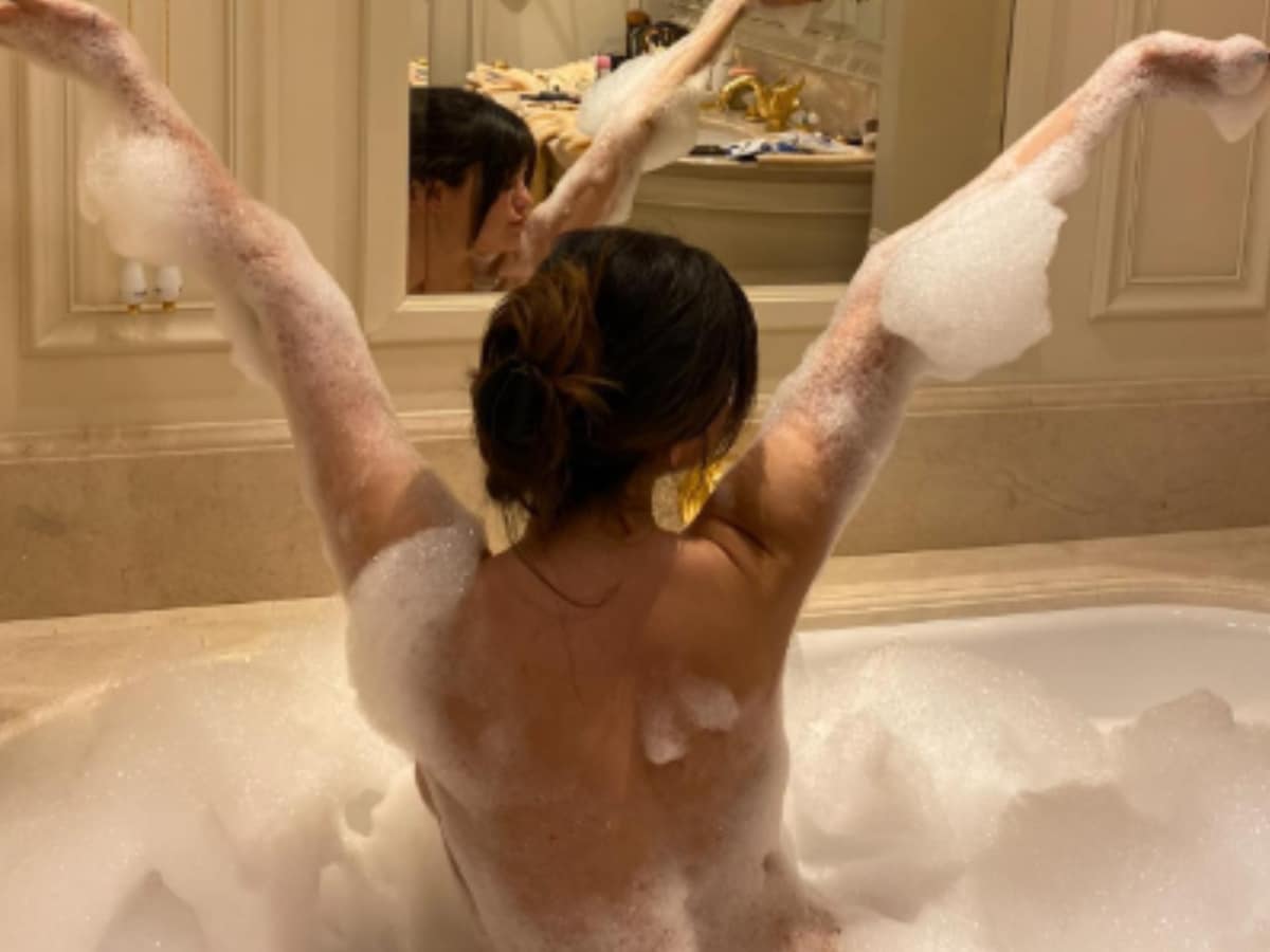Selena's topless bathtub moment
