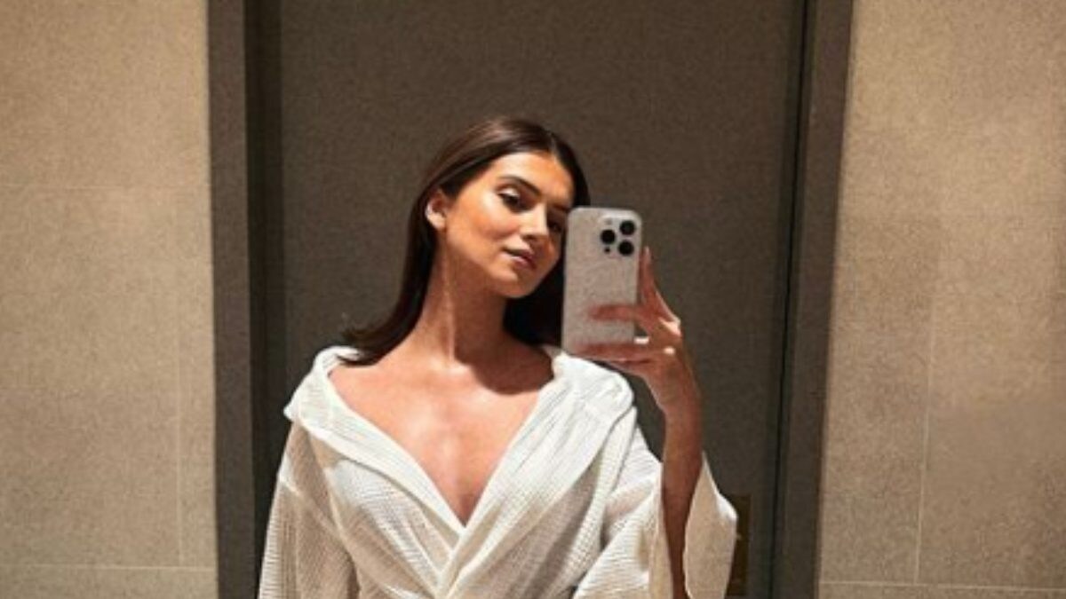 Sexy! Tara Sutaria Flaunts Ample Cleavage In A Bathrobe, See Hot Photo - Vimarsana News