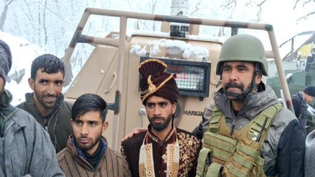 Jammu And Kashmir: CRPF Rescues Groom Stranded In Heavy Snow, Escorts Him To Bride sattaex.com