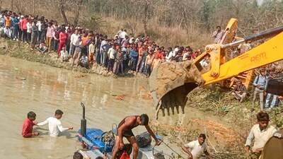 24 Dead, Including 8 Children, as Tractor-Trolley Falls into Pond in UP ...