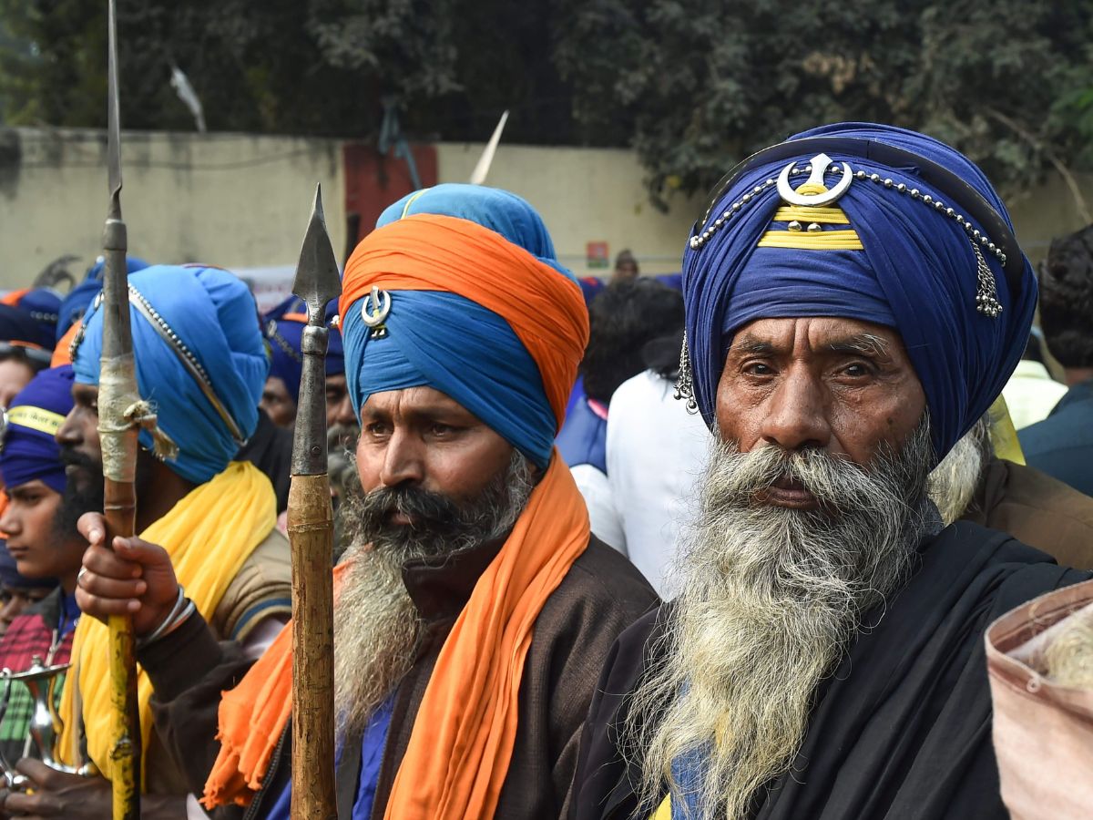 Nihang Sikh Warriors Join Farmers Protest, Spotted Practicing With Spears  and Shields - News18