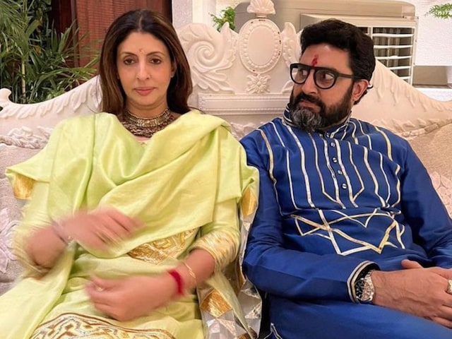 Shweta Bachchan Nanda poses with brother Abhishek Bachchan. (Photo courtesy: Instagram)
