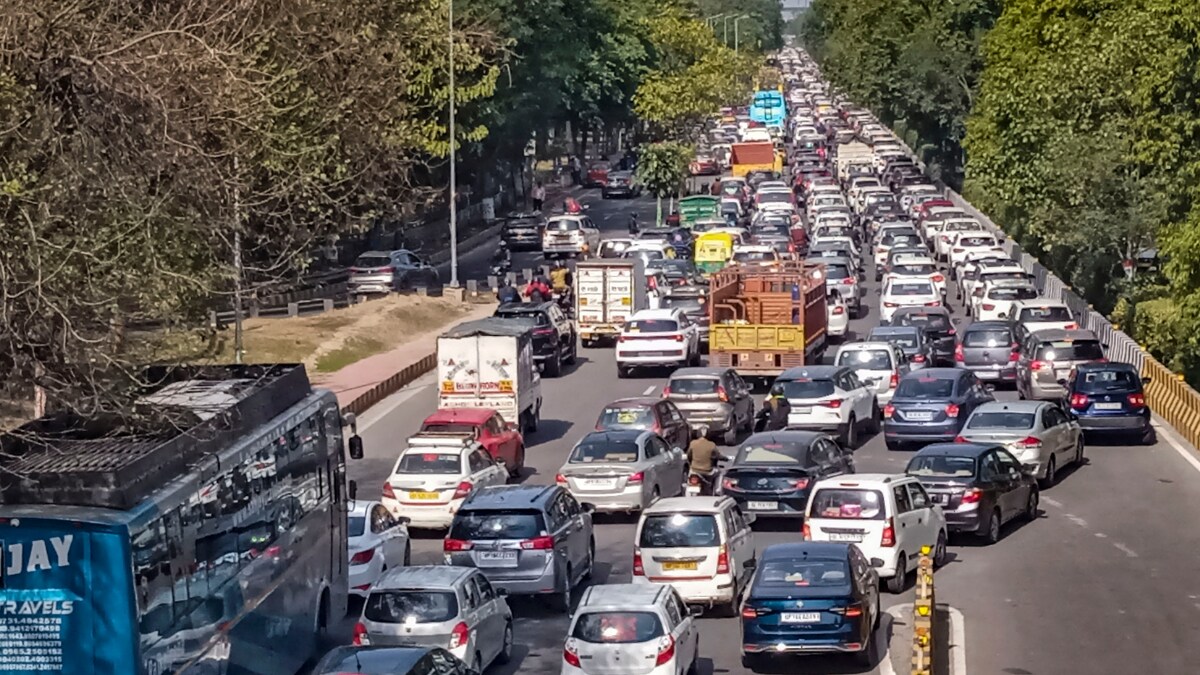 Massive Traffic Jams On Roads Connecting Delhi-Noida Due To Farmers ...