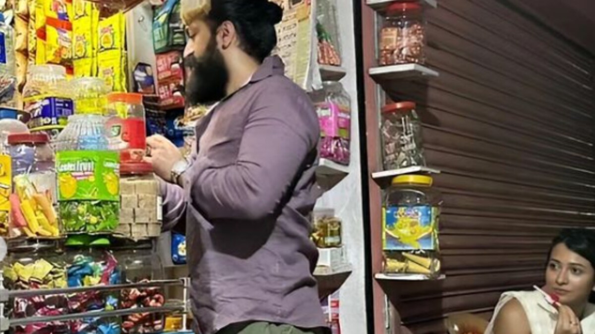 In Pics: KGF Star Yash Buys Ice Candy For Wife Radhika Pandit From Local Store - Vimarsana News