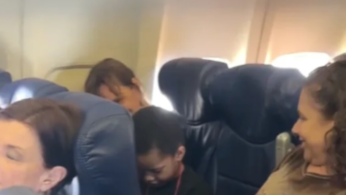 Watch: Little Boy Flying Alone On His Birthday Gets Heartwarming Surprise From Co-Passengers - Vimarsana News