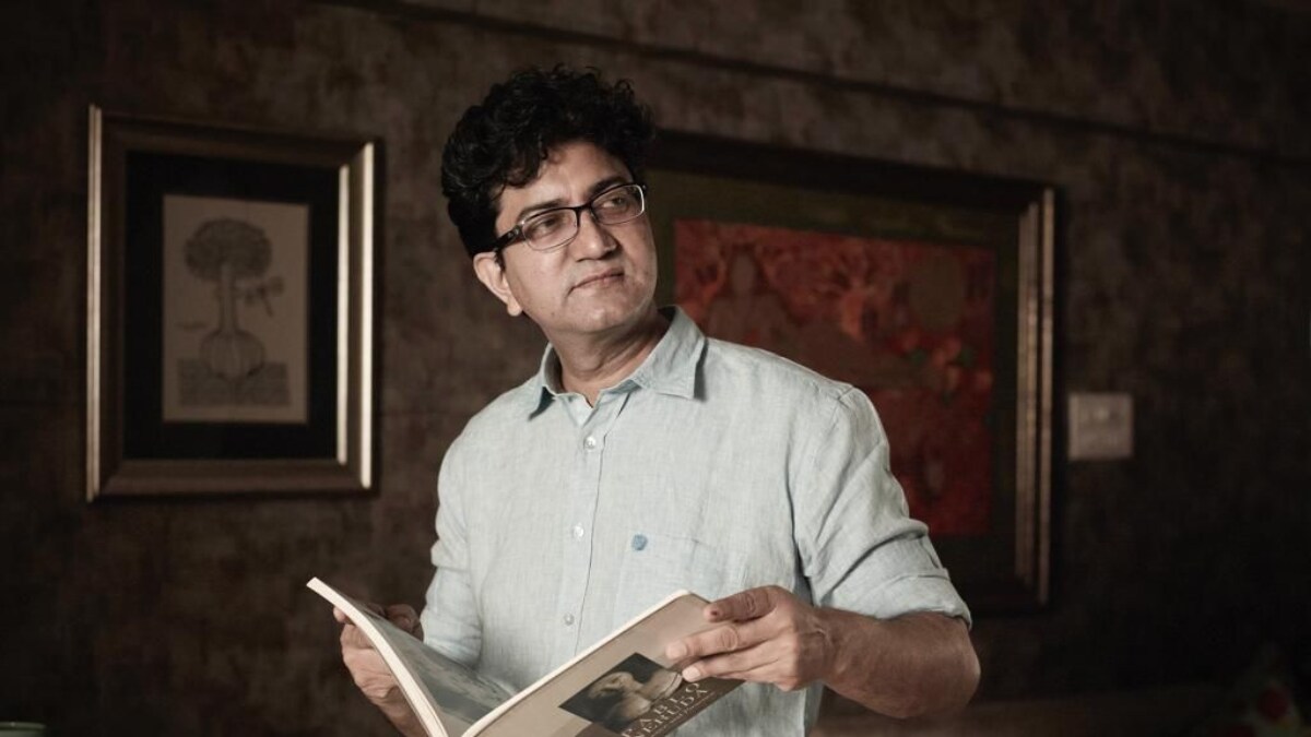 Prasoon Joshi Gives A Unique Twist To Air India's In-flight Safety Instructions - Vimarsana News