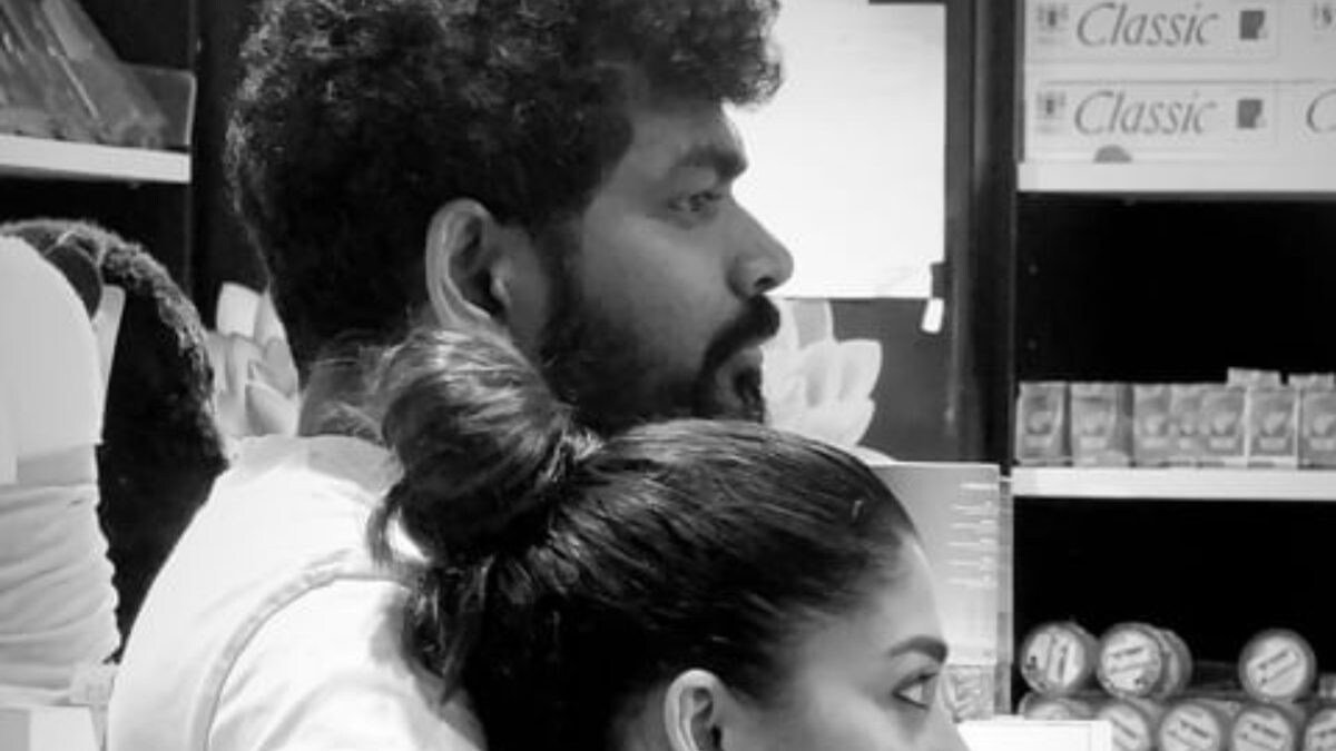 Nayanthara & Hubby Vignesh Shivan's Romantic Pic From Their Singapore Vacay Goes Viral; See Here - Vimarsana News