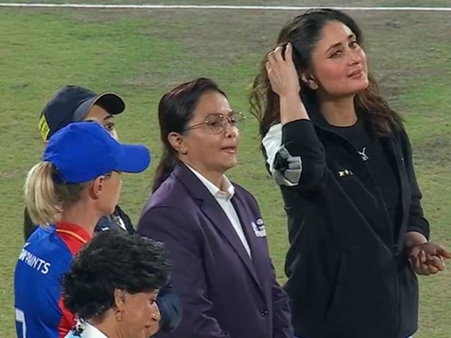 Bollywood Star Kareena Kapoor Khan Makes Appearance During Toss at DC vs RCB. (X) 