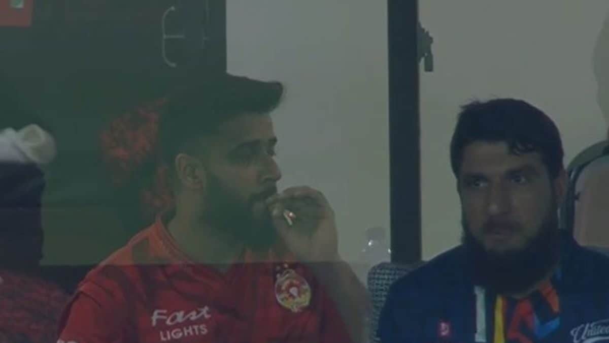 Imad Wasim Caught Smoking on Camera During PSL Final Between Islamabad ...