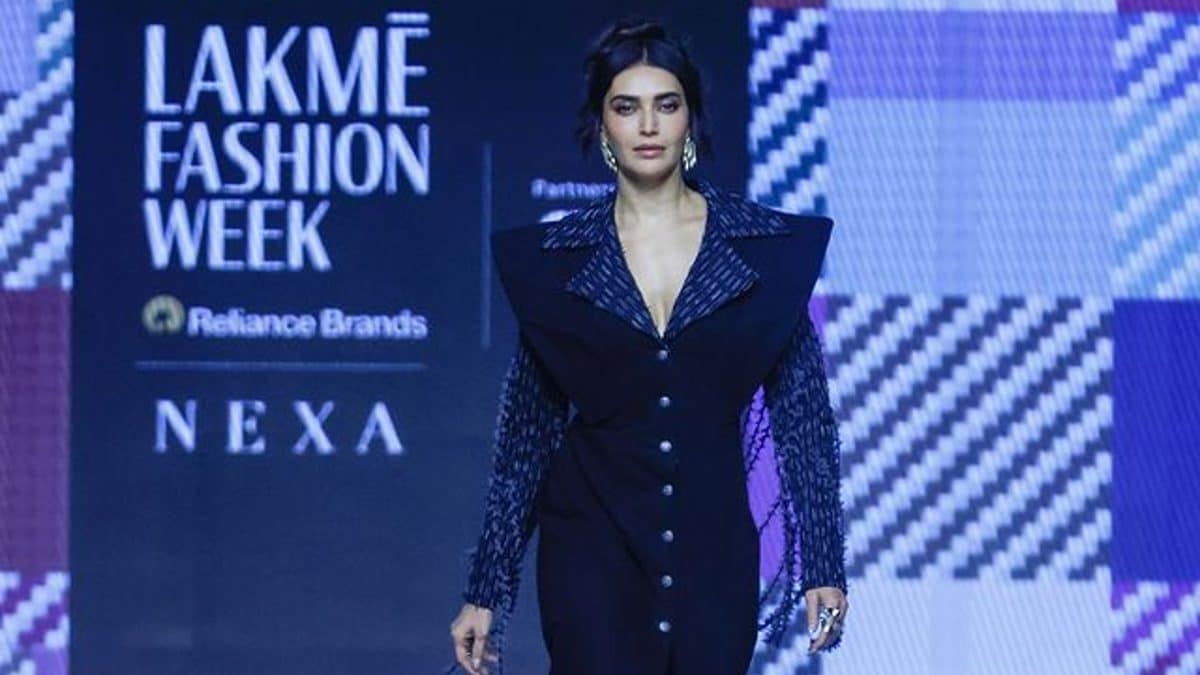 Lakme Vogue Week X FDCI: Karishma Tanna Owns The Ramp on Day 1 With Her Modern Black Ensemble – News18