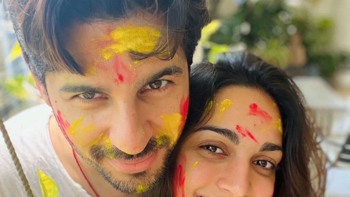 Kiara Advani Takes a Selfie With Sidharth Malhotra As She Celebrates Holi With Her 'Homie' - Vimarsana News