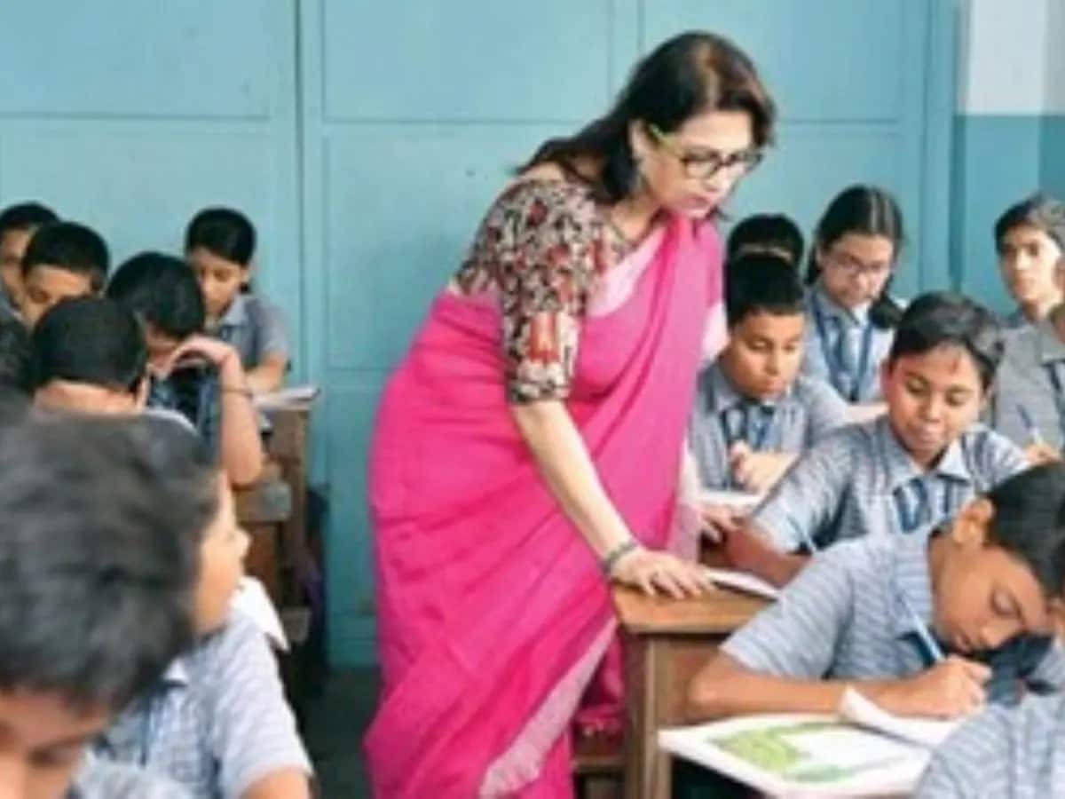જિન્સ-ટીશર્ટ પહેરીને નહીં આવી શકાય સ્કૂલમાં, અહીંયા ટીચર્સ માટે લાગુ પડ્યો  ડ્રેસ કોડ | Maharashtra government brings dress code for school teachers;  Ban on jeans-t-shirt