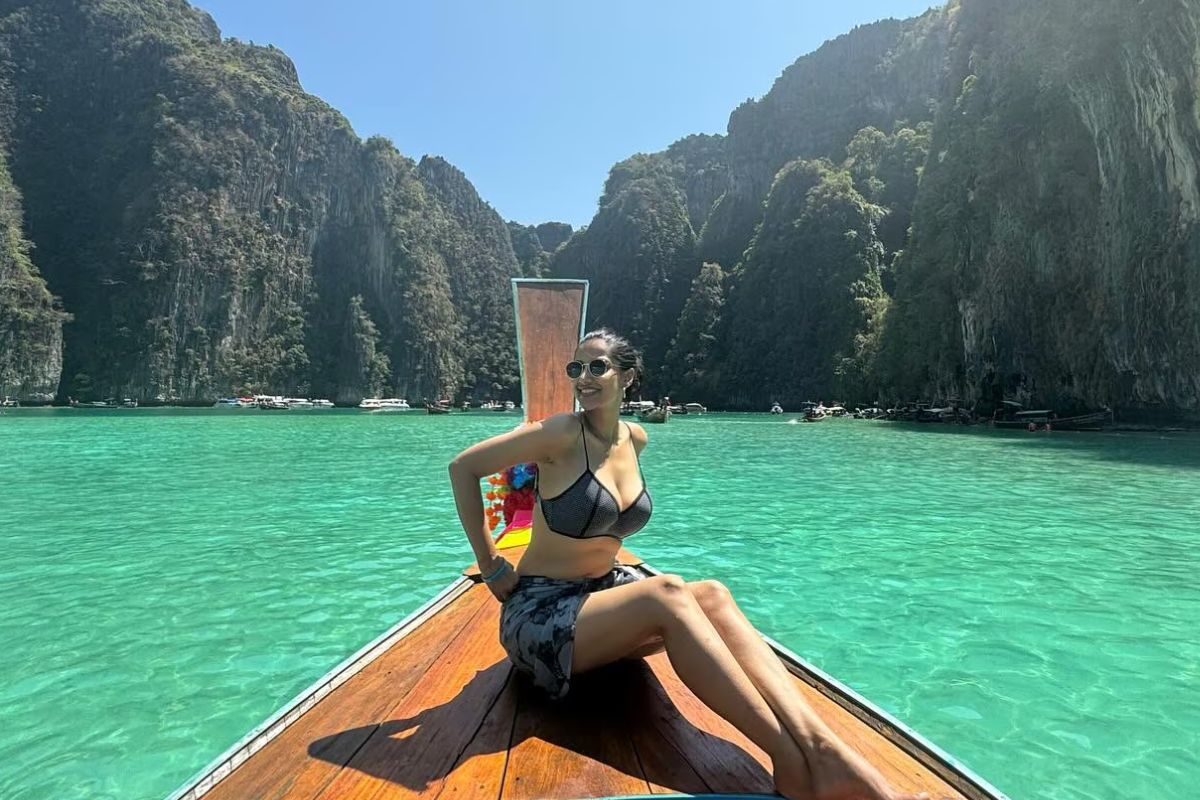 Meenakshi Chaudharys Sun-kissed Photo In Halter-neck Look Will Make You Go  Goofy - News18