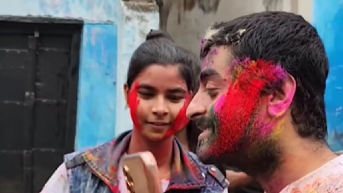Watch: Arijit Singh Stops Scooty To Play Holi With Kids - Vimarsana News
