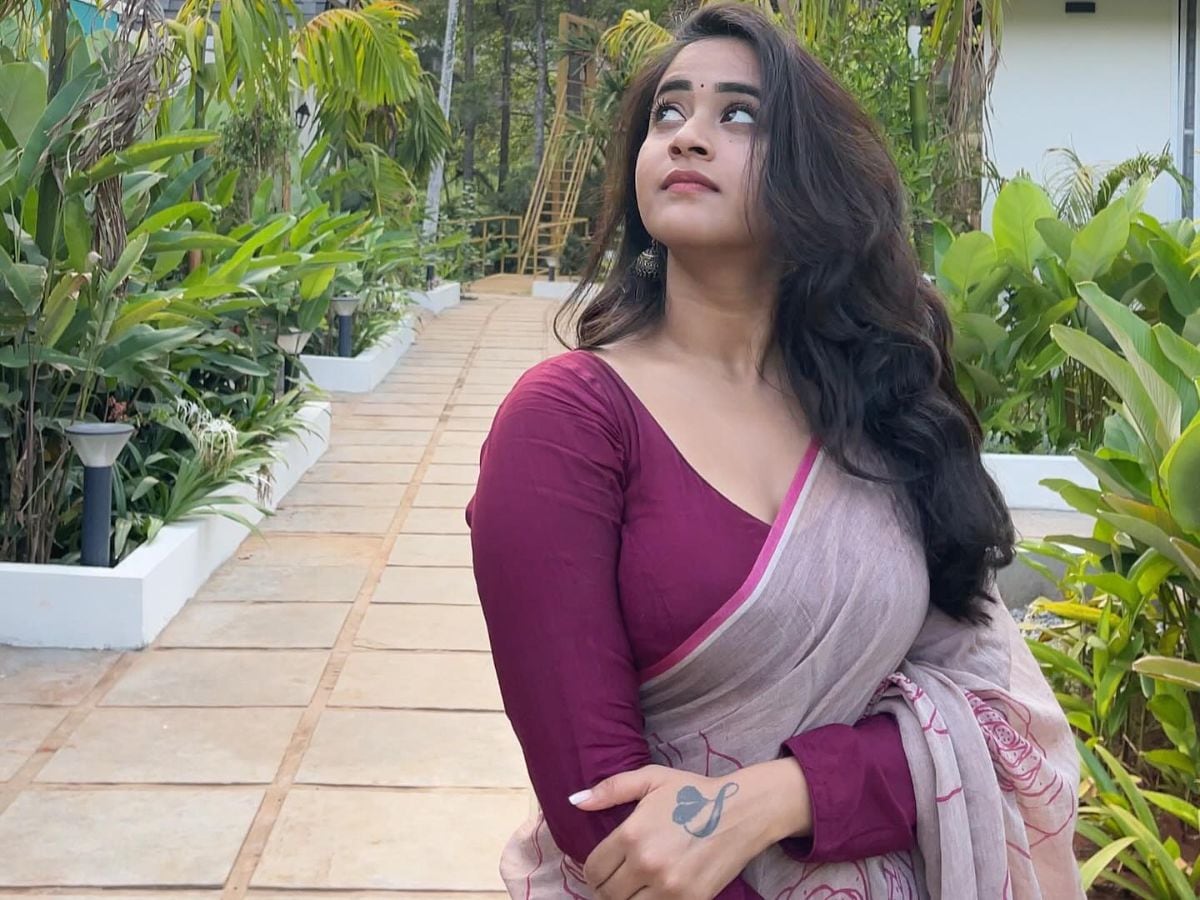 Actress Deepthi Sunainas Purple Saree Is The Perfect Wedding Wear | Movies  News - News18