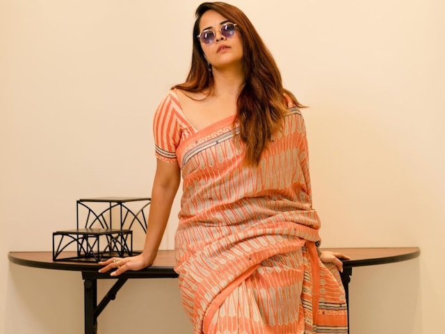 Actress Anasuya Bharadwaj Slays Traditional Look In Peach Saree - News18