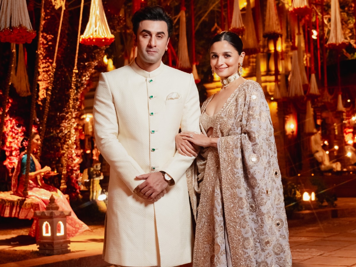 Ranbir Kapoor-Alia Bhatt wedding: They are now Mr and Mrs Kapoor - YouTube