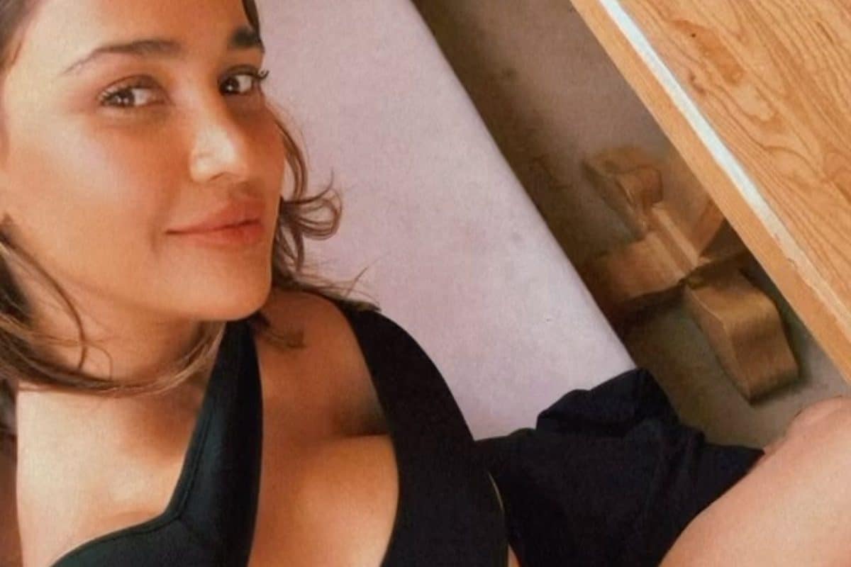 Sexy! Aisha Sharma Flaunts Cleavage In a Hot Black Cut-Out Dress; Video Leaves Fans Stunned