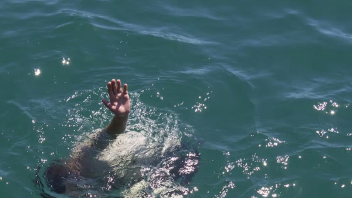 10 People Celebrating Eid Festival Drown in Boat Accident in Indus ...