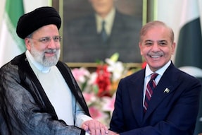 Iranian President Ebrahim Raisi and Pakistan's Prime Minister Shehbaz Sharif vowed to strengthen economic and security cooperation as the two countries seek to smooth over a diplomatic rift. (Image: AP Photo)