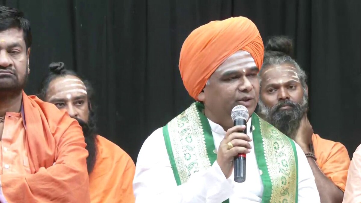 Seer Who Wanted to Take on BJP Leader Pralhad Joshi in LS Polls Withdraws from Race - Vimarsana News