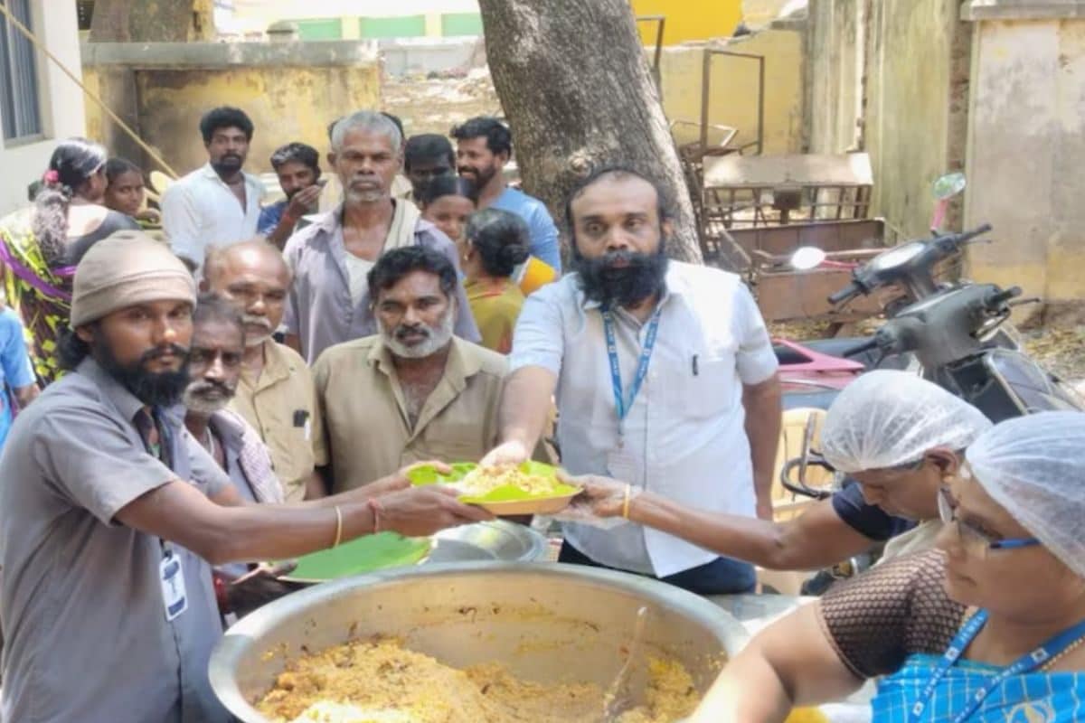 300 Sanitation Workers In Thanjavur Offered Free Meals By This Private Organisation | India News - News18