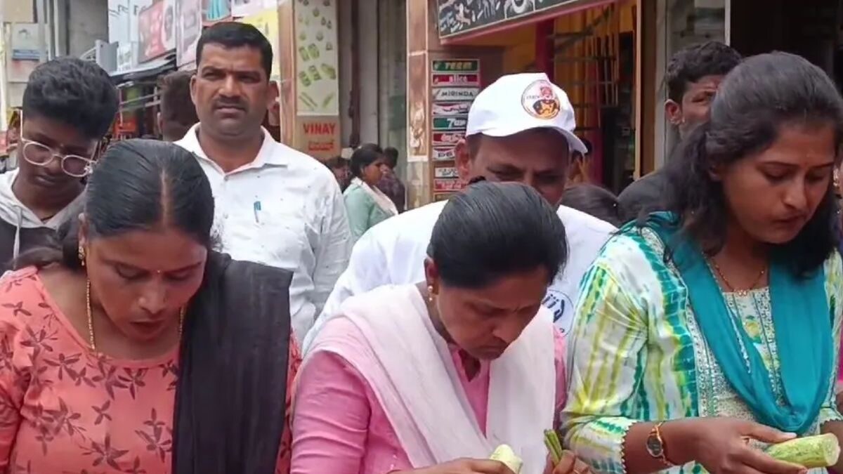 In Chikkamagaluru, Women Participate In Raw Vegetable Eating Competition To Raise Election Awareness - Vimarsana News