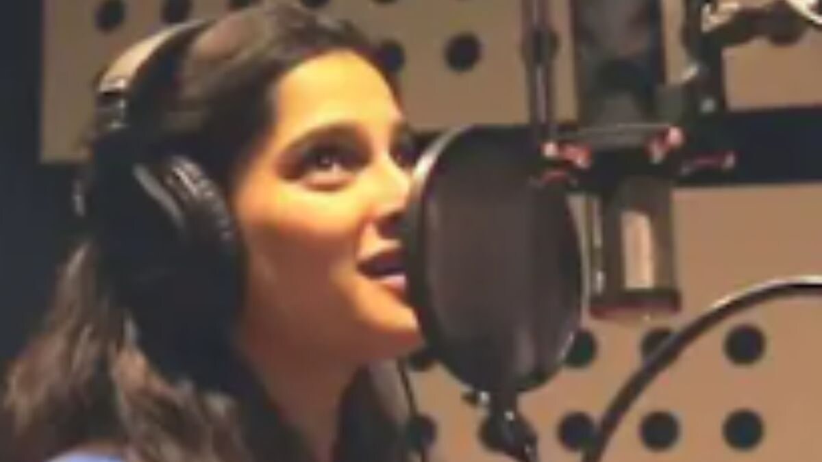 Priya Bapat-starrer Marathi Play Titled Jar Tar Chi Goshta Completes 100 Shows - Vimarsana News