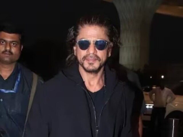 People started taking selfies with SRK’s doppelganger.