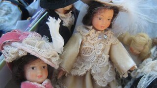 This 59-year-old South African Woman Has 1,000 Porcelain Dolls In Her Garden Shed - Vimarsana News