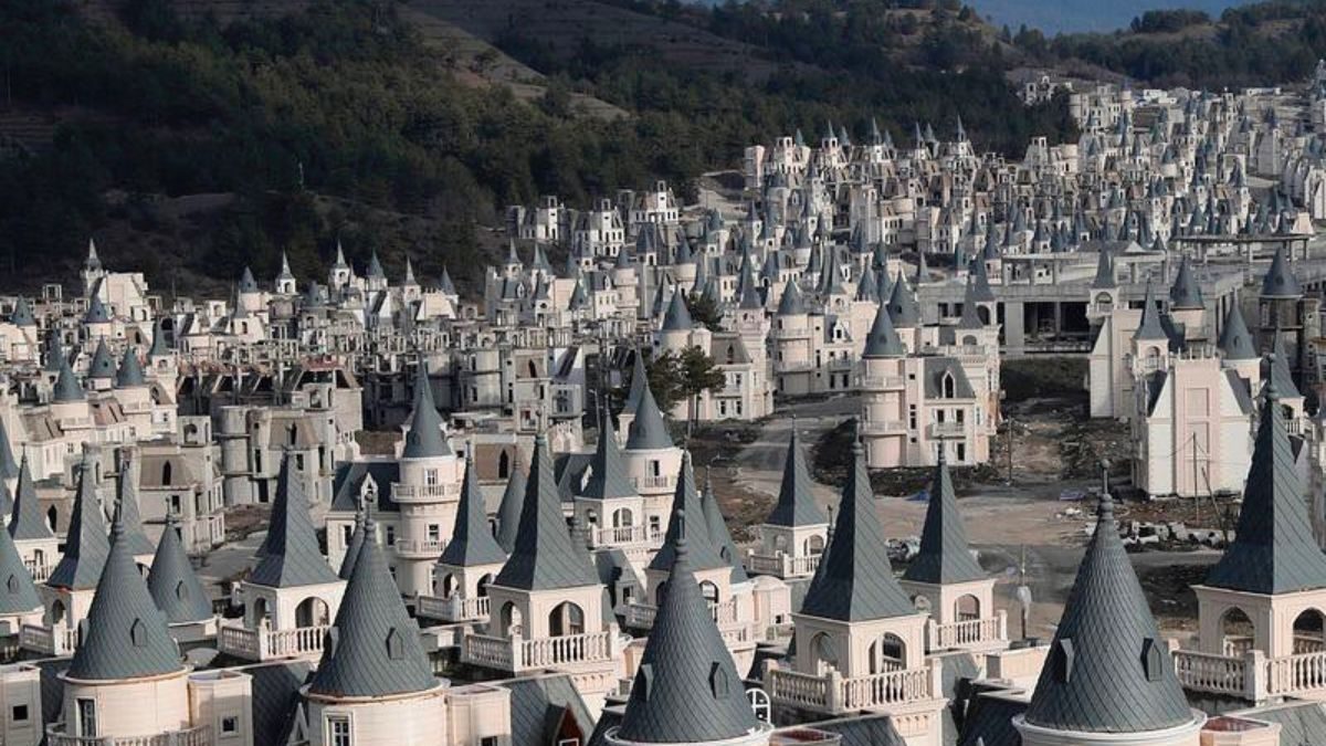 Türkiye'deki bu terkedilmiş şehrin Disneyland'ı andıran kaleleri ve binaları var