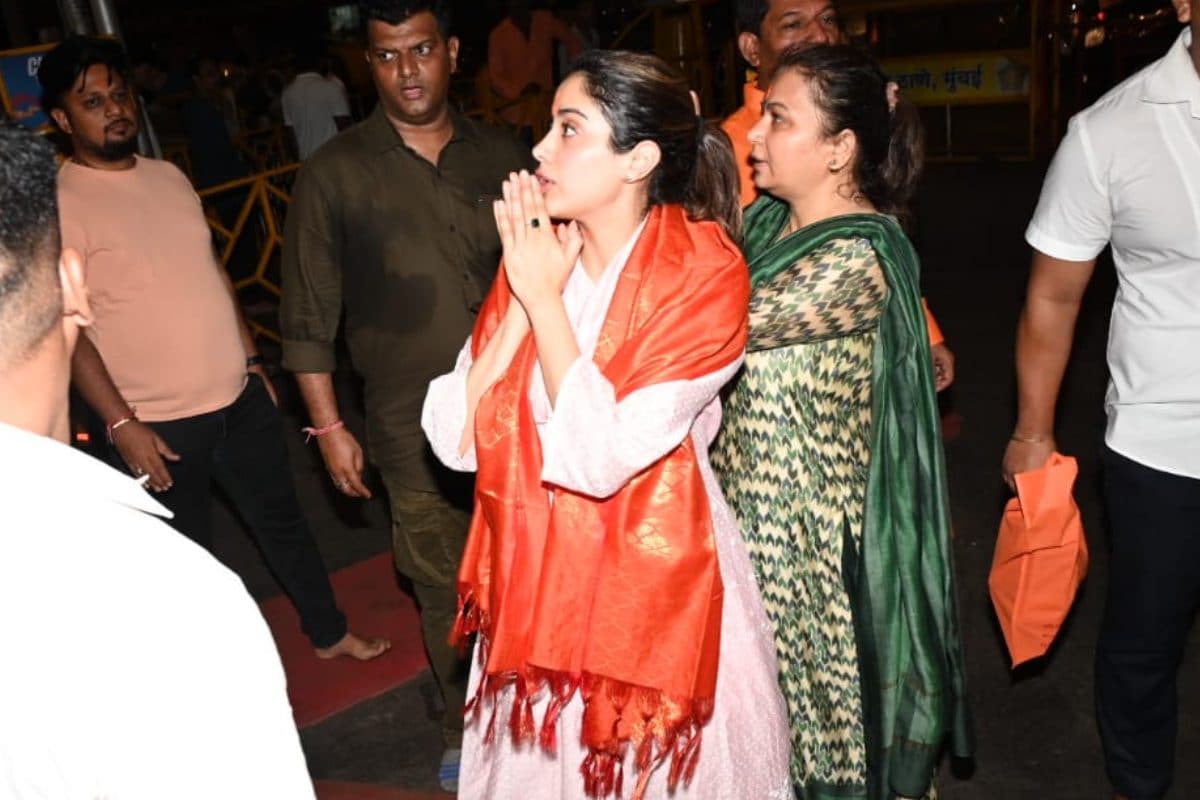 Janhvi Kapoor Walks Barefoot To Siddhivinayak Temple on Gudi Padwa, Video Goes Viral; Watch