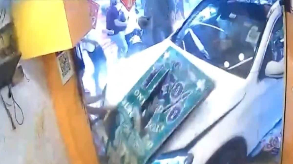 デリーでメルセデスの自動車事故、弁護士がSUVをスピード違反してファテ・カチョリ店に突っ込む
