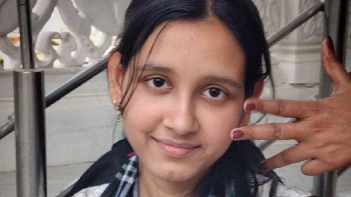 Girl Asks X Users To Edit Her Photobombed Pic; Here Are The Results - Vimarsana News