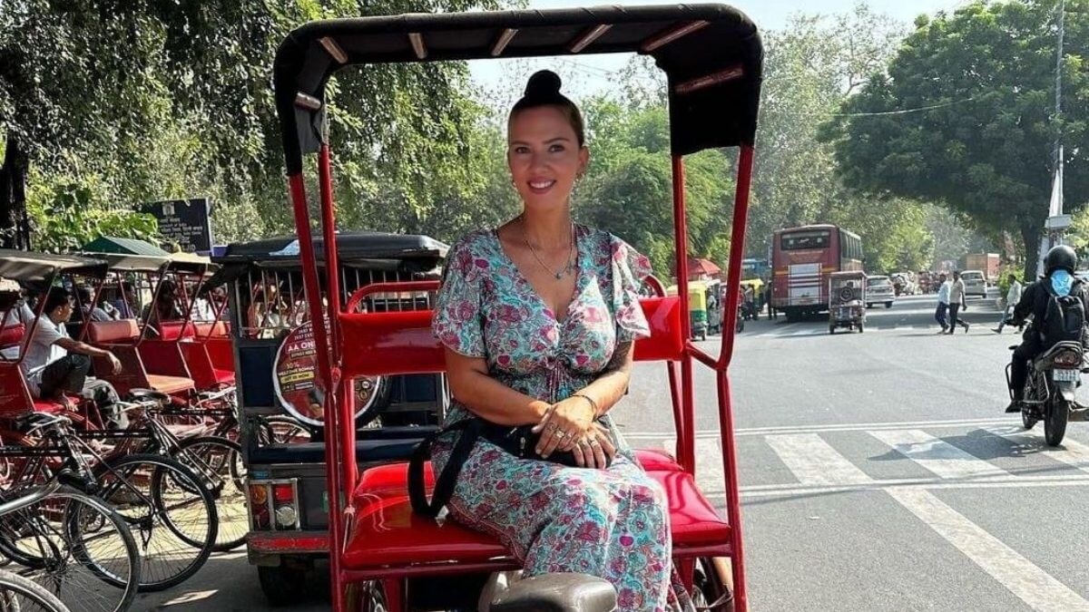 Is Scarlett Johansson In Delhi? FAKE Photo Of Actress Sitting In A Rickshaw Goes Viral; Know The Truth Here - Vimarsana News